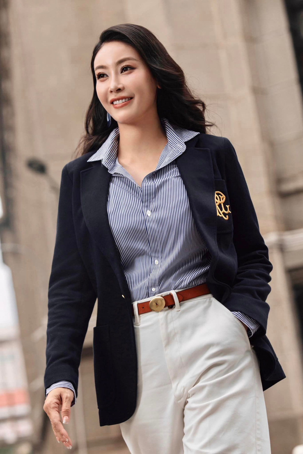 Hà Kiều Anh trẻ trung dạo phố, Thu Thuỷ tình tứ bên chồng Ha Kieu Anh tre trung dao pho, Thu Thuy tinh tu ben chong