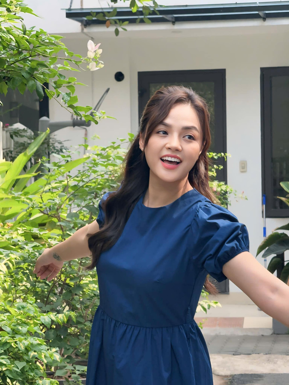 Thu Quỳnh đăng ảnh nhí nhố kèm trạng thái: "Hít hà 1 chút không khí chiều Thu mát mẻ". Ảnh: FB Nguyễn Thu Quỳnh