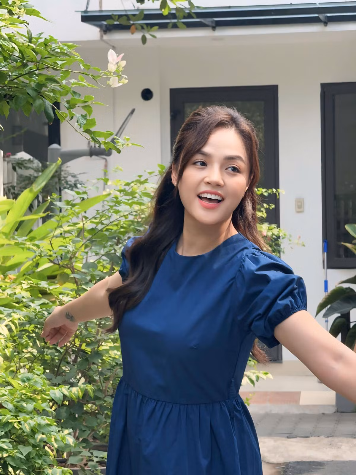 Thu Quỳnh đăng ảnh nhí nhố kèm trạng thái: "Hít hà 1 chút không khí chiều Thu mát mẻ". Ảnh: FB Nguyễn Thu Quỳnh