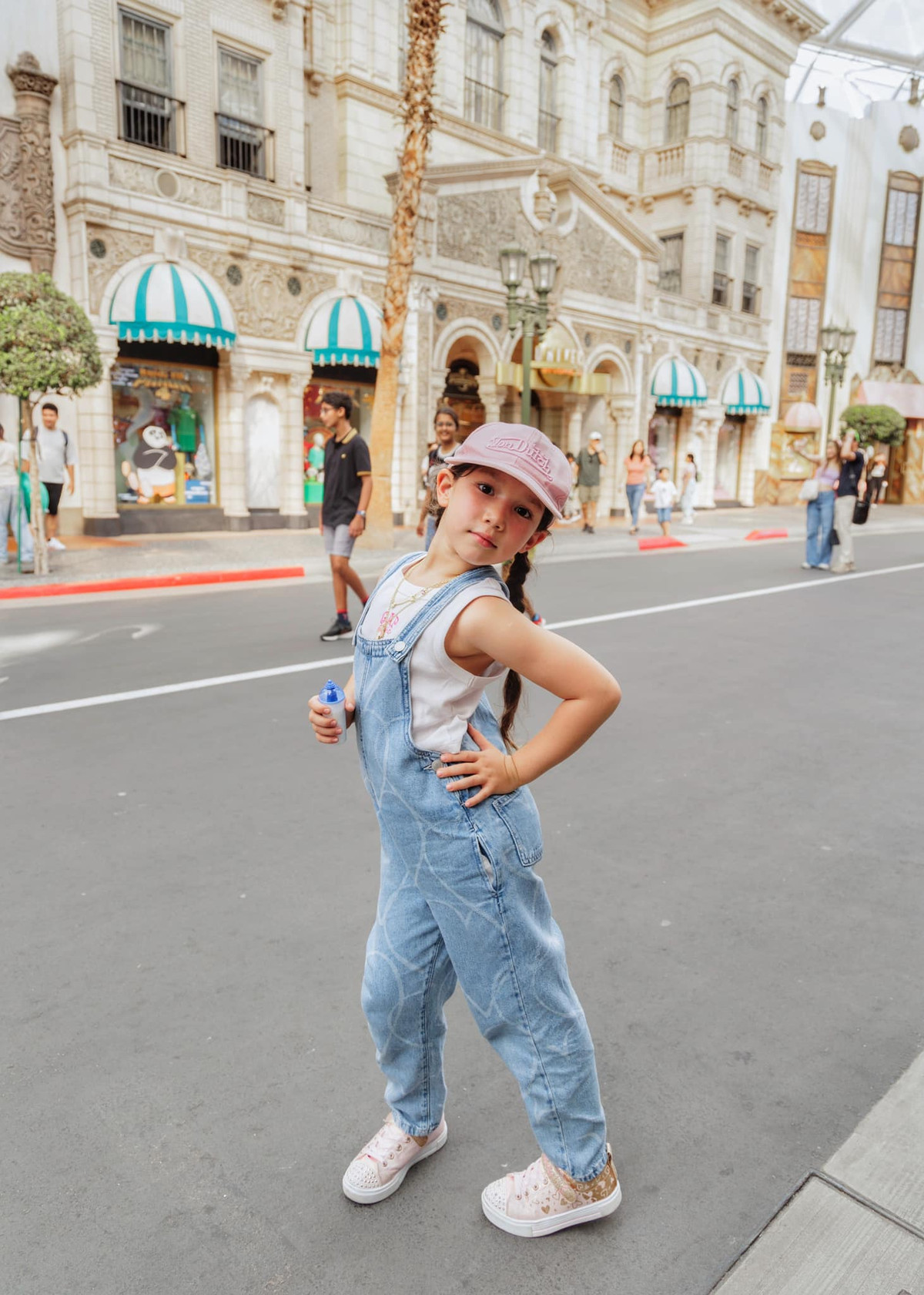 Lớn lên, Myla ngày càng "trổ mã" và thừa hưởng nhiều nét đẹp từ cả bố và mẹ.