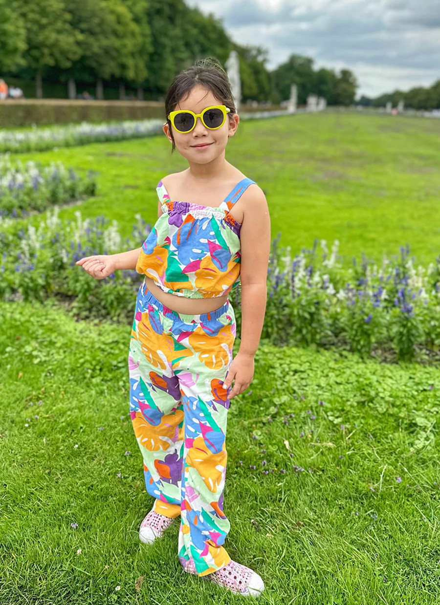 Myla hiện tại đang học ở một trường quốc tế có chi phí đắt đỏ. Cô bé được học rất nhiều bộ môn về nghệ thuật như múa, âm nhạc và thời trang.