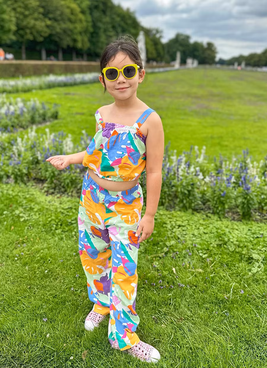 Myla hiện tại đang học ở một trường quốc tế có chi phí đắt đỏ. Cô bé được học rất nhiều bộ môn về nghệ thuật như múa, âm nhạc và thời trang.