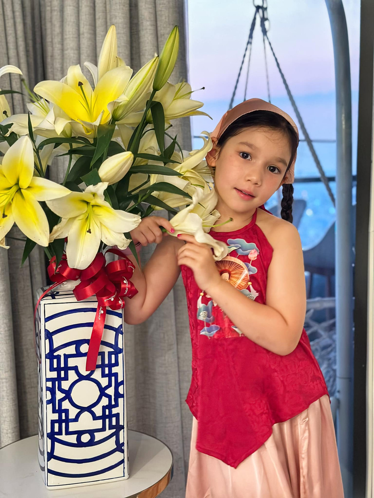 Myla tự tin tạo dáng trước ống kính và thể hiện thần thái không thua kém người mẫu chuyên nghiệp.