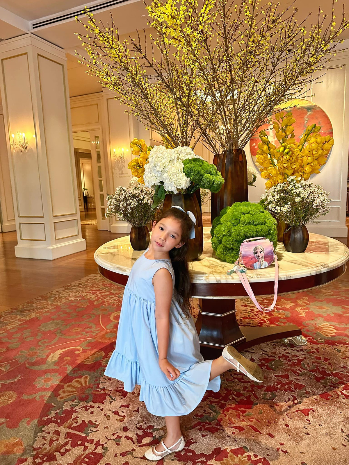 Cô bé sở hữu chiều cao vượt trội so với bạn bè cùng trang lứa, cùng với đó là đôi chân dài, thần thái tự tin.