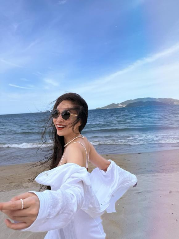 Hiền Thục nhớ lại chuyện xưa: "Anh, ký ức nhiều năm không chắp vá, đêm khuya mất ngủ lặng lẽ nghe mưa rả rích, tí tách tí tách tới hừng sáng... Em, tình yêu nhàn nhạt nương theo những nhịp sống thường ngày, đến lúc chia tay cũng không có lý do để rơi nước mắt. Với một thứ mà người ta không còn sống chết muốn có, vậy đâu còn sâu sắc sự thành tâm?". Ảnh: FBNV