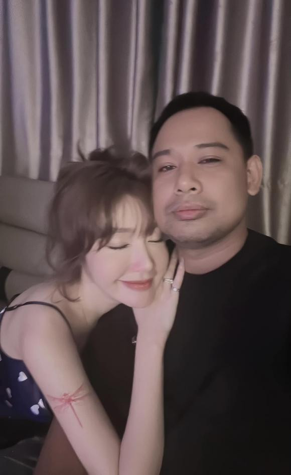 Elly Trần đăng ảnh bên bạn thân: "Mỗi năm làm 1 tấm hình. 15 năm chẵn, giao diện héo mòn đều dị đó mà hễ kêu nó già là nó giận".