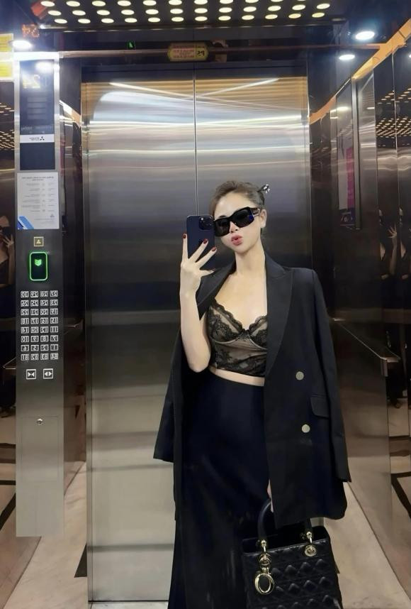 Lương Thu Trang lên đồ: "Ngả ngốn mất trật tự", cô viết.