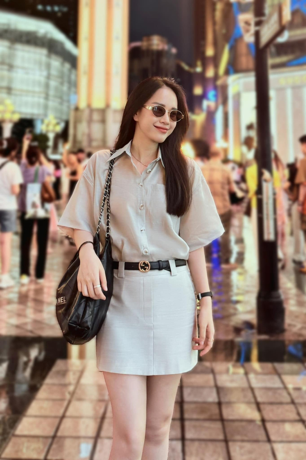 MC Ngô Mai Phương viết: "Dòng người vội vàng lướt qua... May quá vẫn chụp được cái ảnh dù đường đông đúc".