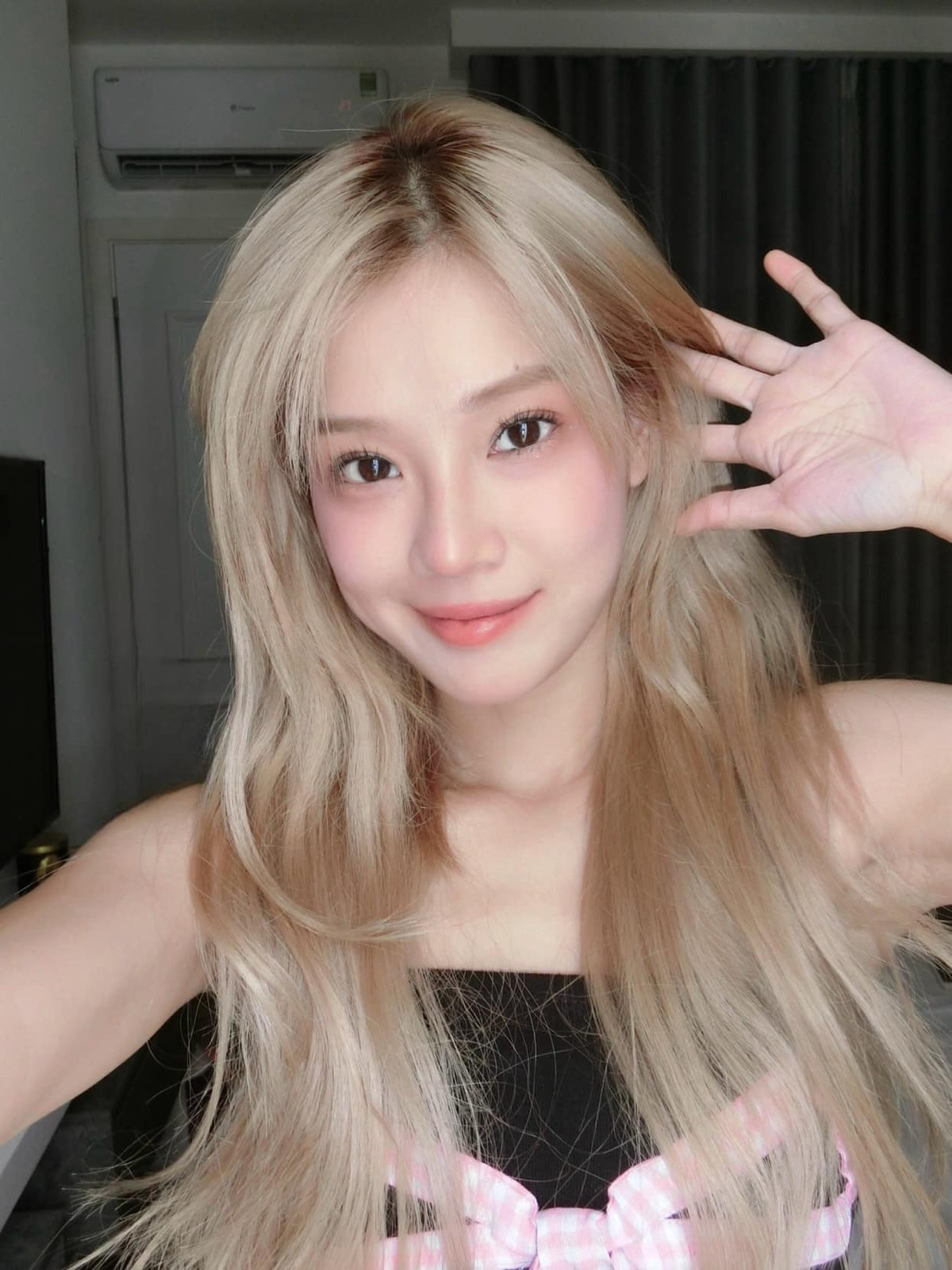 Ca sĩ Hoàng Yến Chibi nhí nhảnh.