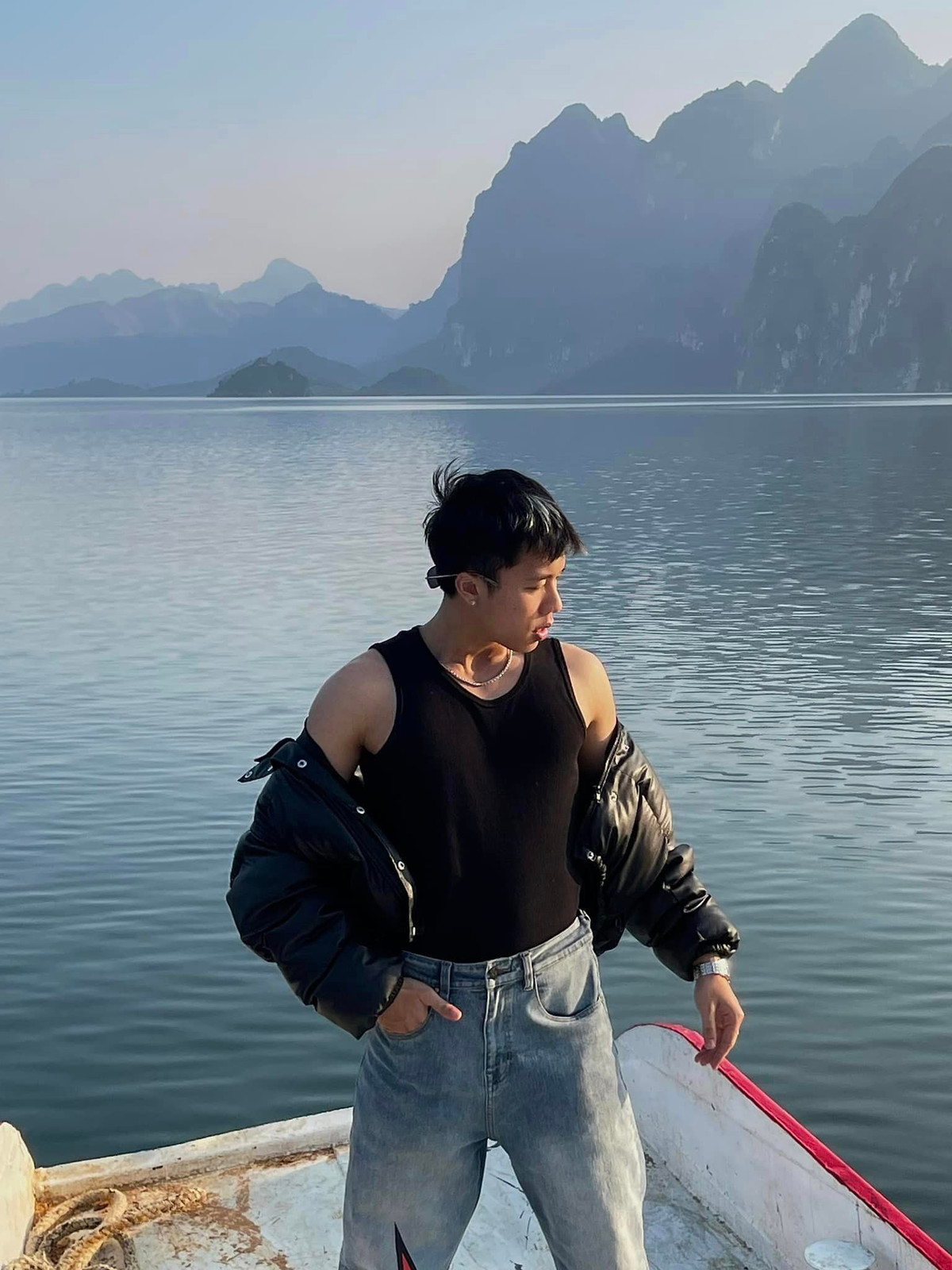 Là con trai nghệ sĩ hài nổi tiếng, nhưng từ khi vào nghề cho tới nay Long Vũ đều tự mình vật lộn kiếm tìm vai diễn phù hợp cho bản thân. Ảnh: FB Nguyễn Vũ