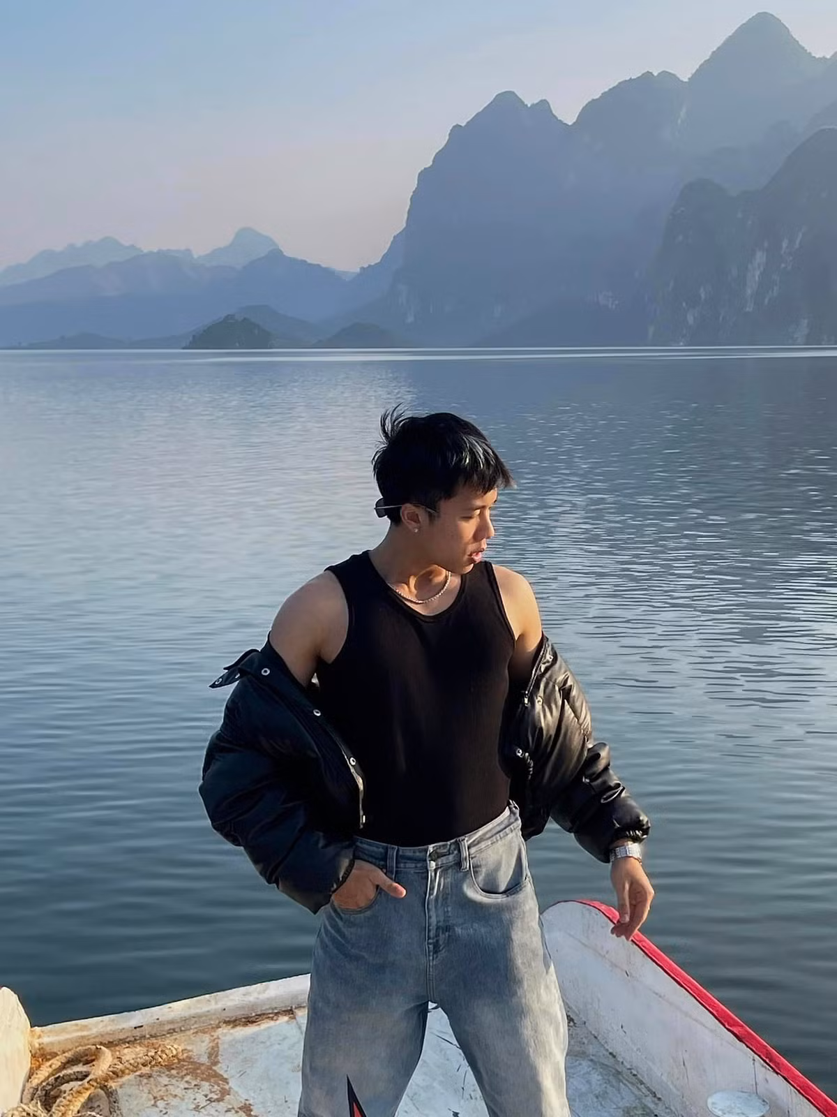 Là con trai nghệ sĩ hài nổi tiếng, nhưng từ khi vào nghề cho tới nay Long Vũ đều tự mình vật lộn kiếm tìm vai diễn phù hợp cho bản thân. Ảnh: FB Nguyễn Vũ