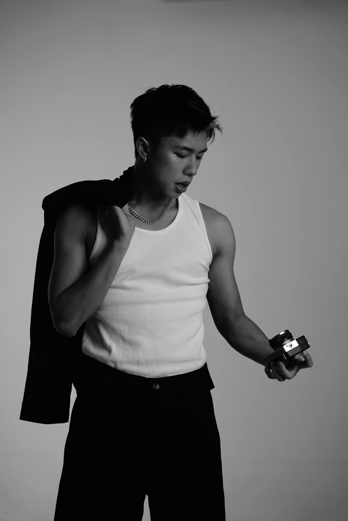 Là con trai của một nghệ sĩ nổi tiếng như Vân Dung, Long Vũ thừa hưởng tình yêu nghệ thuật từ mẹ. Trước khi tham gia vào phim ảnh, Long Vũ đã được đào tạo bài bản tại khoa Diễn viên Kịch - Điện ảnh của trường Đại học Sân khấu Điện ảnh Hà Nội. Ảnh: FB Nguyễn Vũ