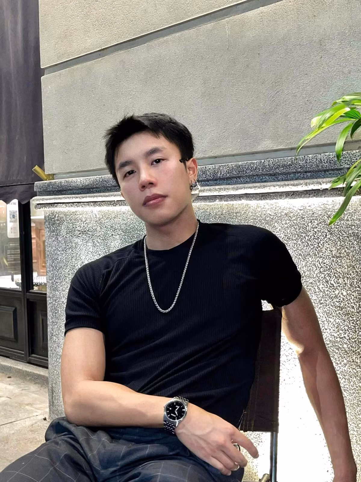 Ngoài đời, Long Vũ có phong cách ăn mặc cá tính, năng động, đúng lứa tuổi. Ảnh: FB Nguyễn Vũ