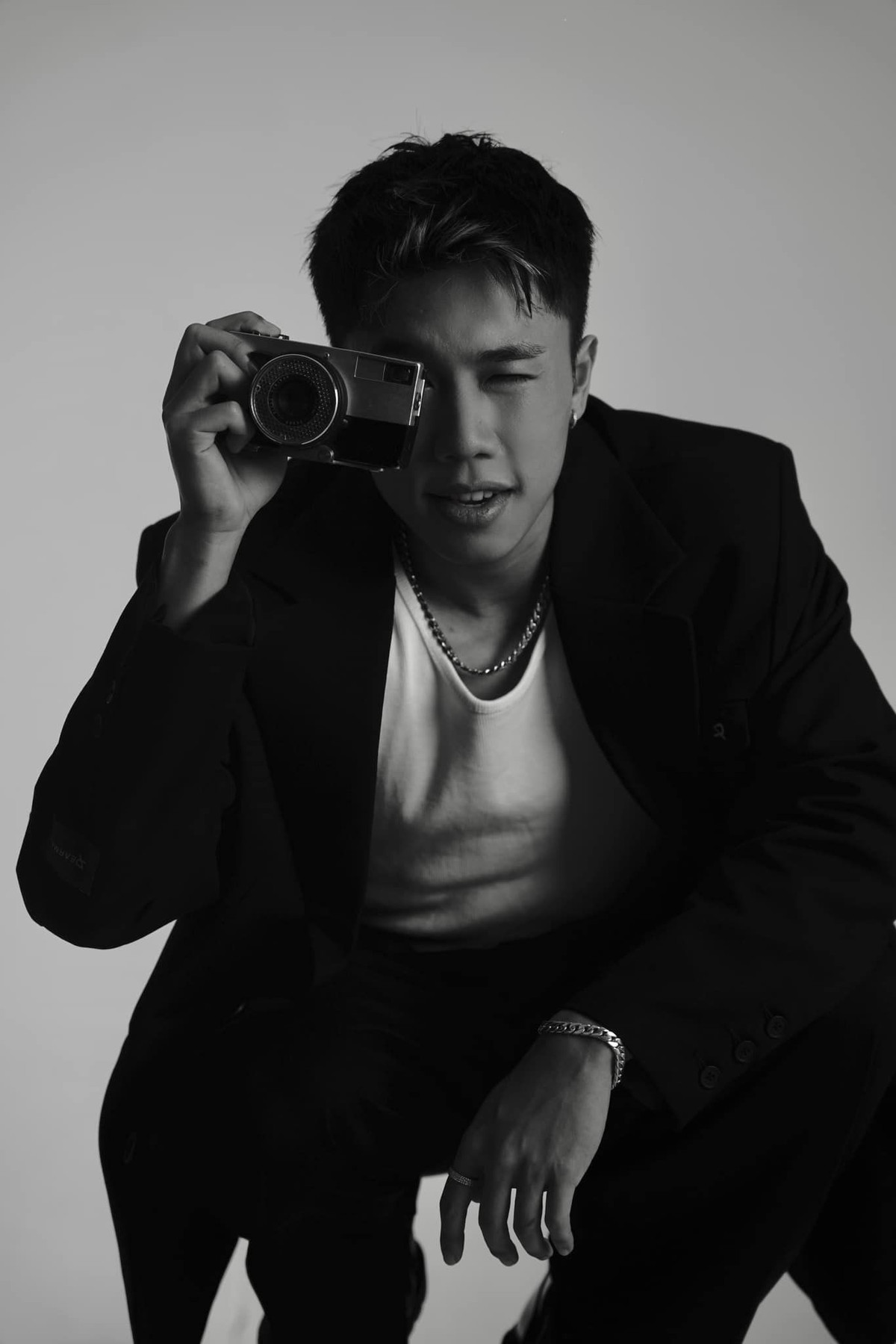 Trong những hình ảnh hiếm hoi được chia sẻ, Long Vũ thường xuất hiện với vẻ ngoài gần gũi. Ảnh: FB Nguyễn Vũ