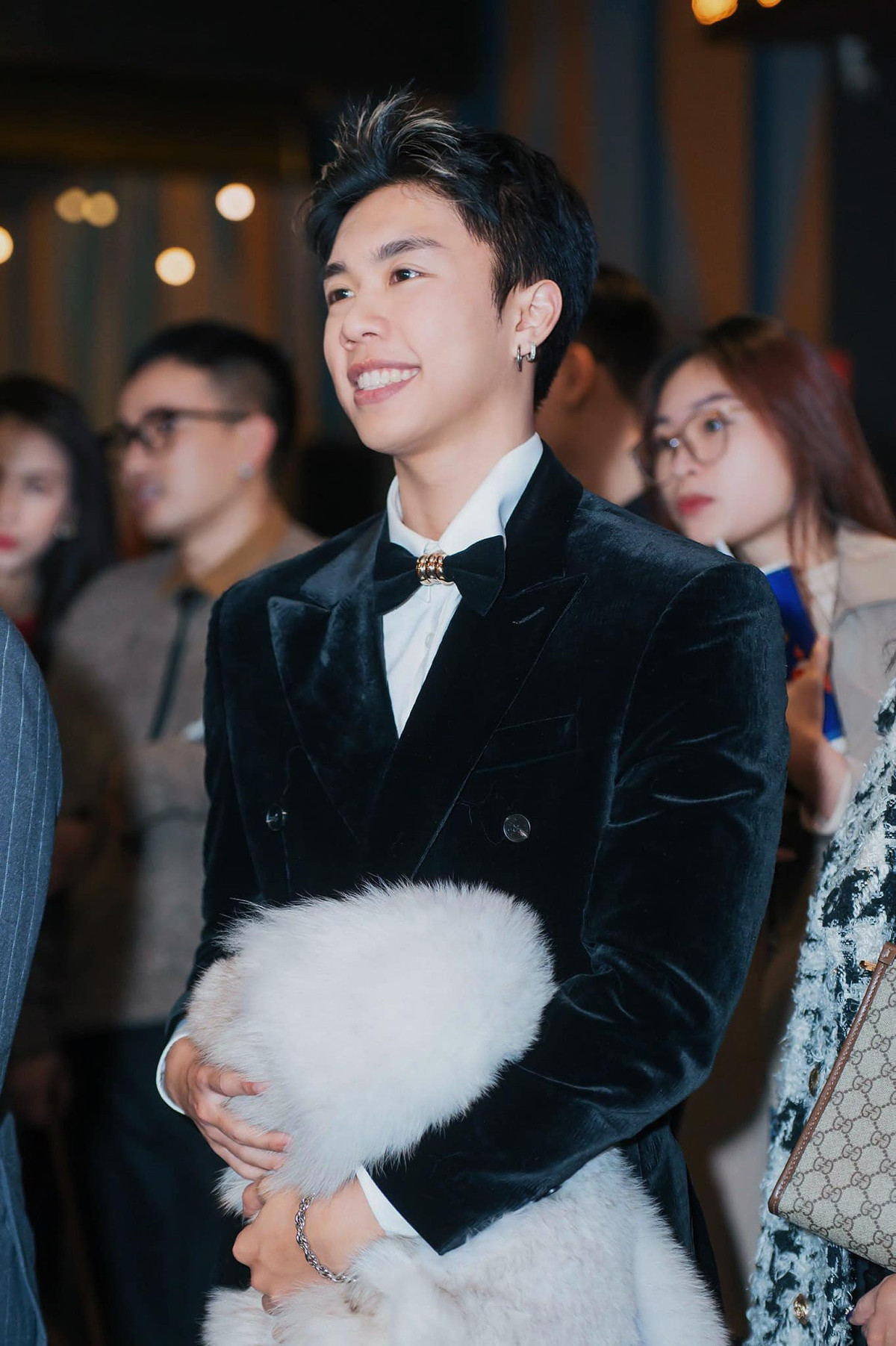 Ít ai biết rằng, ngoài đời, diễn viên Long Vũ lại là một chàng trai sống khá kín đáo và giản dị. Anh chàng không thường xuyên chia sẻ về cuộc sống cá nhân trên mạng xã hội, mà tập trung vào việc trau dồi diễn xuất và tận hưởng những khoảnh khắc bên gia đình. Ảnh: FB Nguyễn Vũ