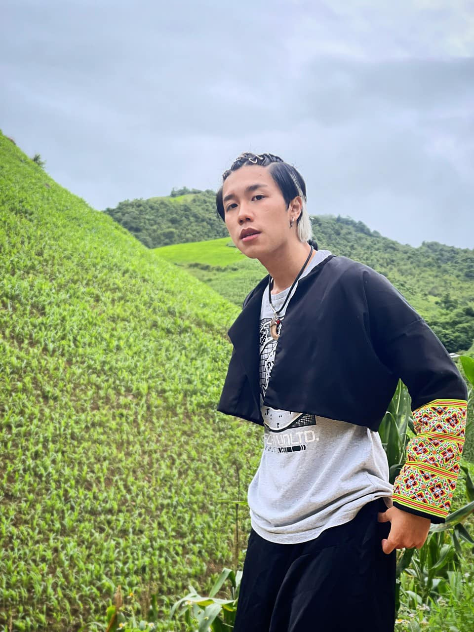 Long Vũ hiện đảm nhận vai diễn Chải trong bộ phim "Đi giữa trời rực rỡ". Với lối diễn xuất tự nhiên và nụ cười duyên dáng anh chàng đã chiếm trọn cảm tình của công chúng. Ảnh: FB Nguyễn Vũ