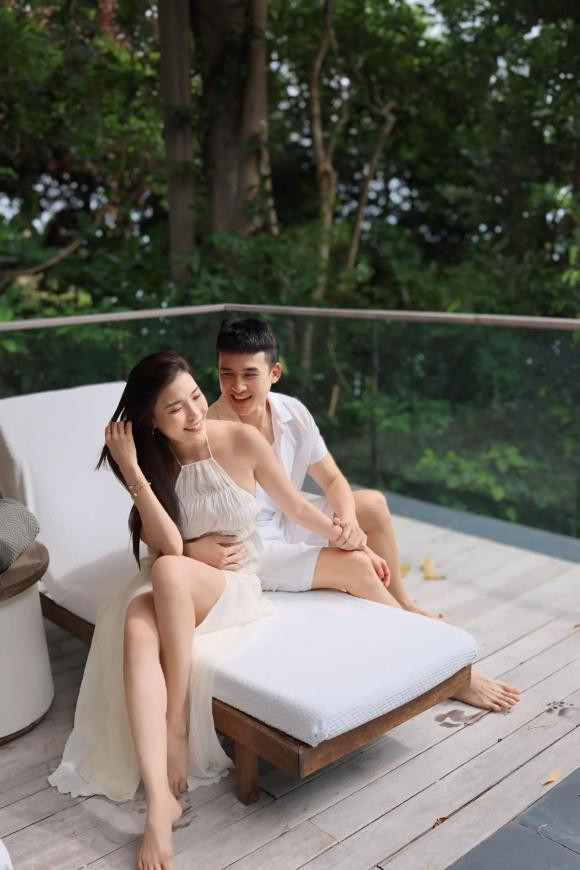 Thuý Diễm đón tuổi mới ở một nơi xa cùng ông xã Lương Thế Thành.