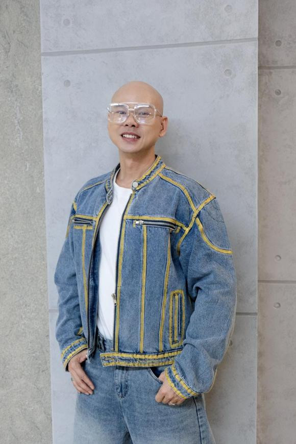 Phan Đinh Tùng tham gia gameshow: "Hôm nay tóc vẫn chưa mọc nhưng trộm vía nhìn còn ngon há cả nhà?".