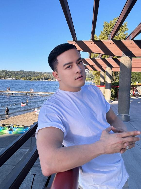 Cao Thái Sơn đăng ảnh kèm status: "Mình cũng giống như những loài hoa dại, càng rơi vào môi trường khắc nghiệt thì càng mạnh mẽ. Kể cả không ai tưới tắm hay chăm sóc thì cũng phải tự thân phát triển để chạm tới ánh sáng với những điều tuyệt vời nhất".