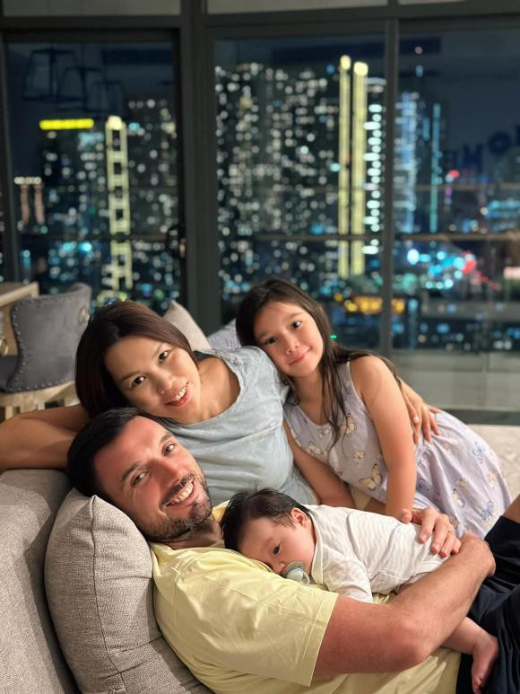 Siêu mẫu Hà Anh tăng cân khá nhiều sau khi sinh con thứ hai.