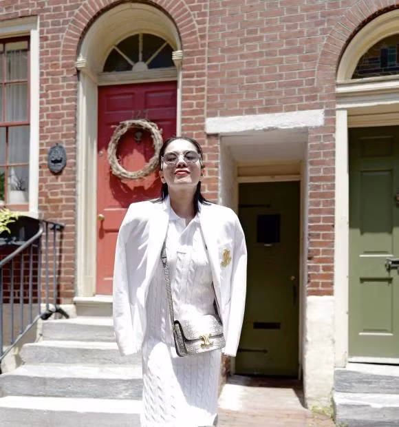 Lệ Quyên "sang chảnh" dạo phố, bày tỏ tự hào vì đã nỗ lực không ngừng khi còn trẻ.