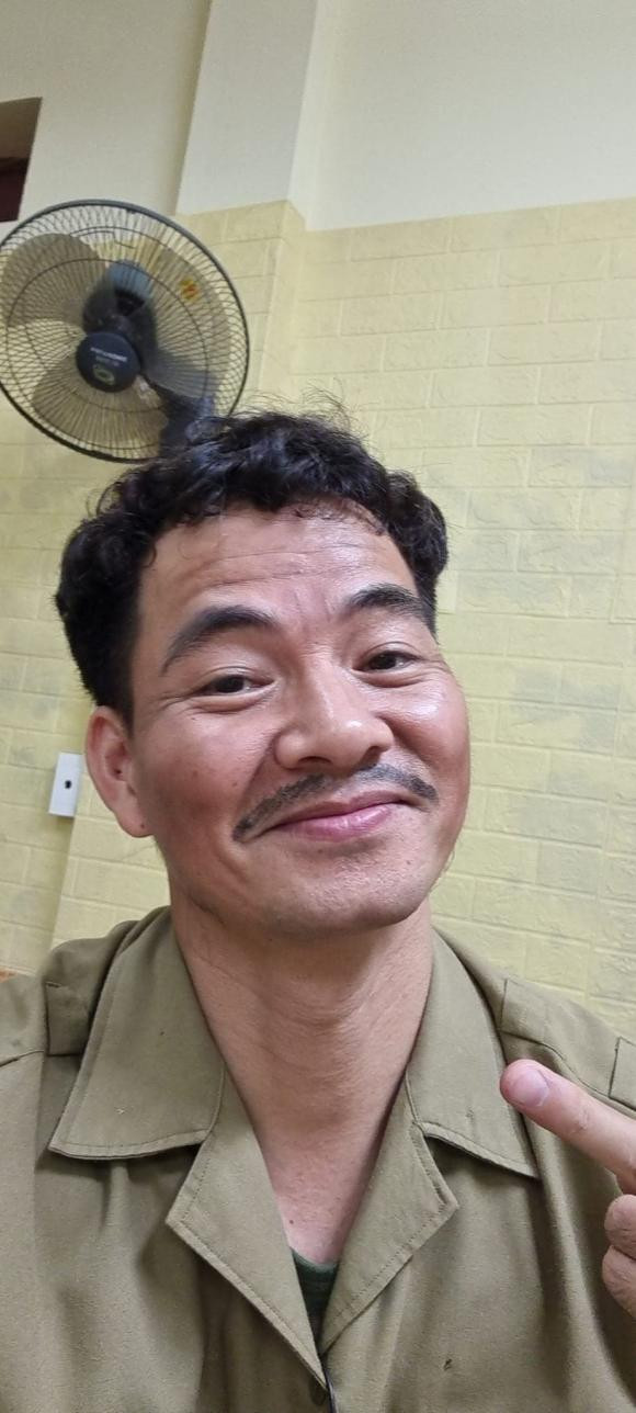 Xuân Bắc đi diễn về muộn. Ảnh: FBNV