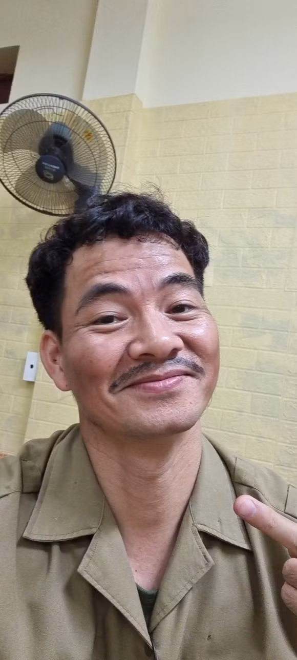 Xuân Bắc đi diễn về muộn. Ảnh: FBNV