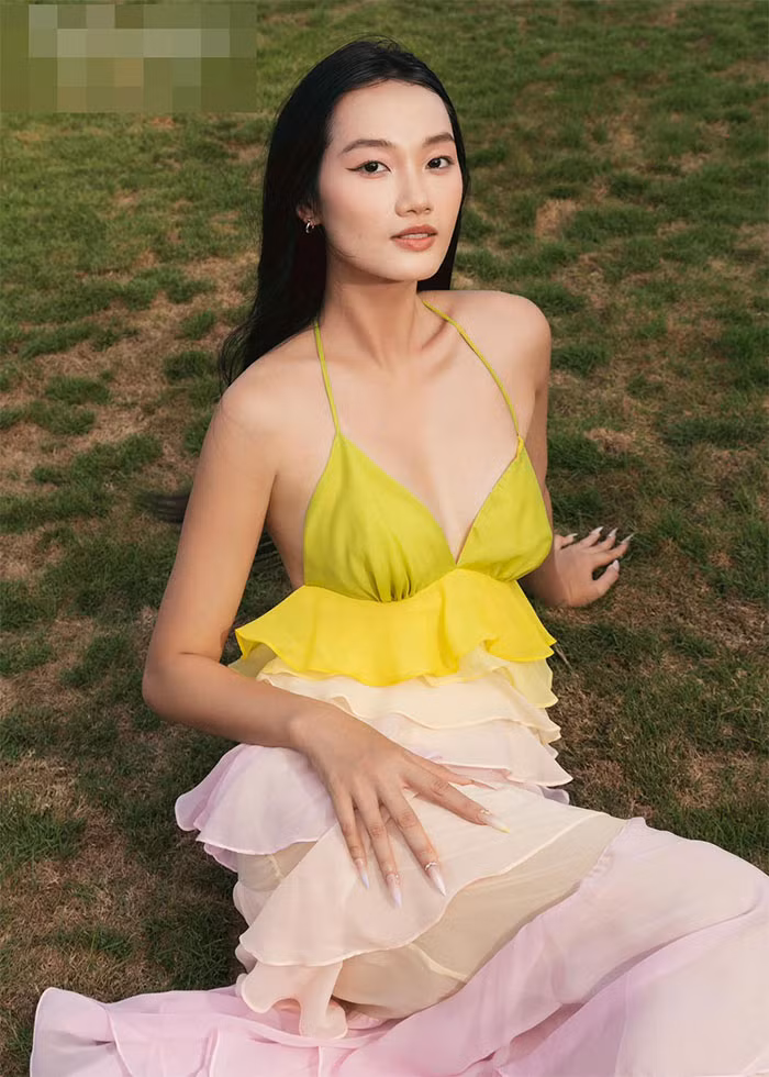 Vóc dáng đẹp, khuôn mặt góc cạnh cá tính, Quỳnh Anh trở thành "nàng thơ" của nhiều bộ sưu tập thời trang.... (Ảnh: FB Quỳnh Anh)