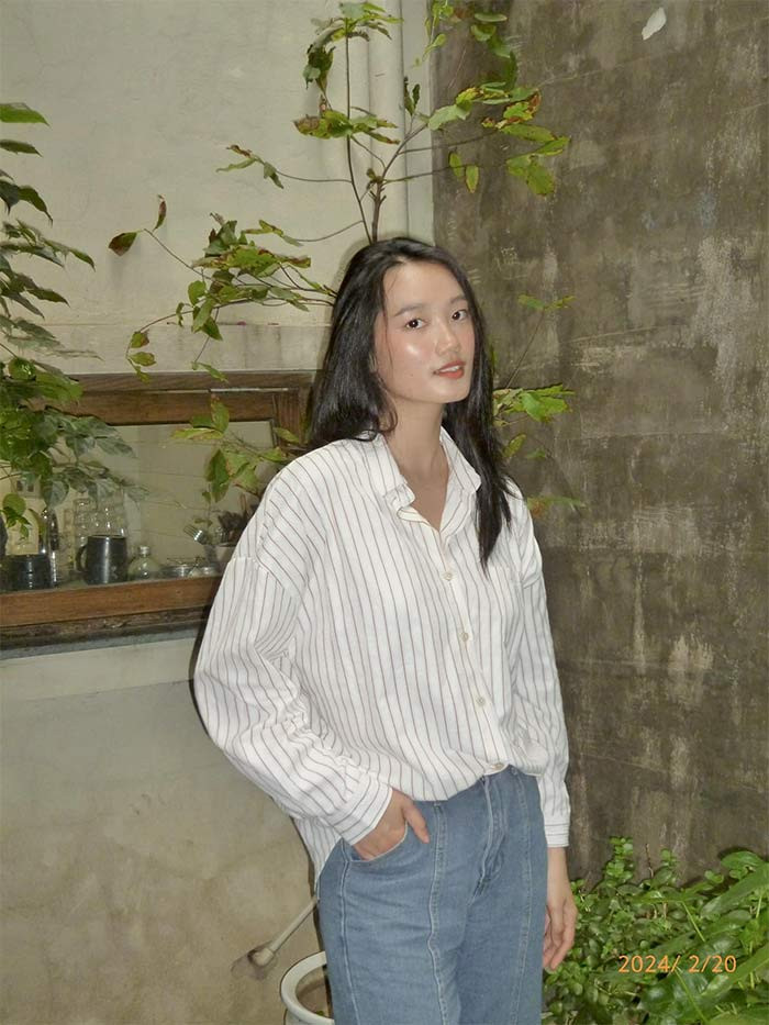 Dù mặc trang phục giản dị nhưng thần thái siêu mẫu của Quỳnh Anh vẫn thu hút người đối diện. (Ảnh: FB Quỳnh Anh)