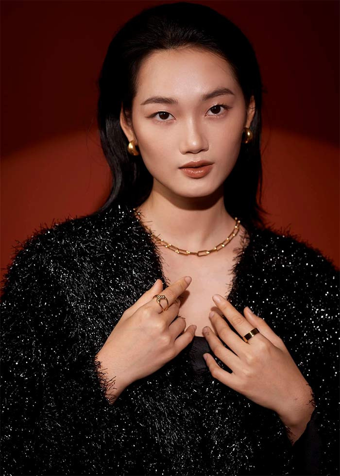 Cô cũng là gương mặt trang bìa của nhiều tạp chí thời trang như Đẹp, L'Officiel, Elle. (Ảnh: FB Quỳnh Anh)