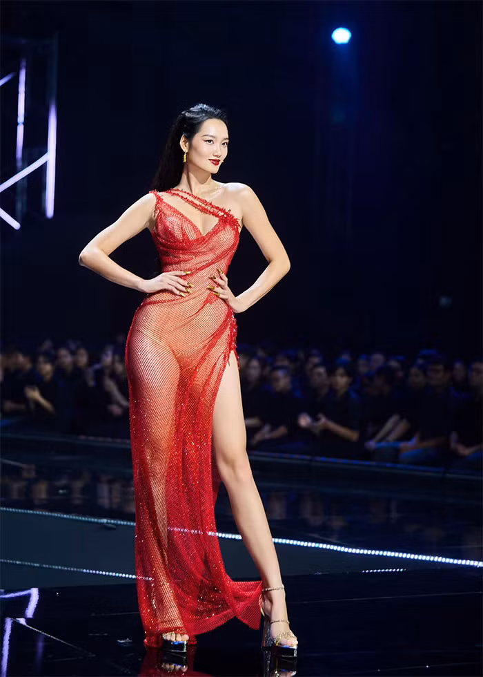 Năm 2021, người đẹp sinh năm 1999 tại Hà Nội giành ngôi quán quân cuộc thi Siêu mẫu quốc tế Supermodel Me - Tôi là Siêu mẫu châu Á 2021. (Ảnh: FB Quỳnh Anh)