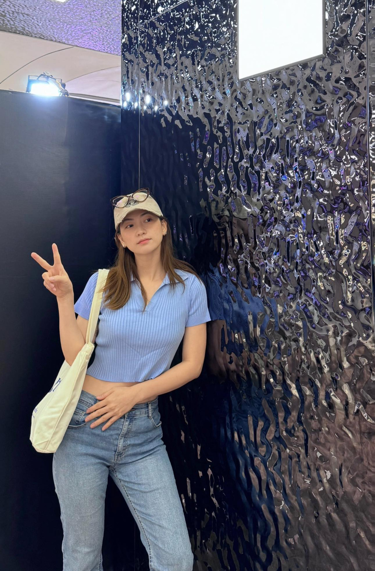 Ngoài đời thường cô có sự biến hóa đa dạng từ năng động, trẻ trung đến thanh lịch, quyến rũ. Ảnh: FB Phương Anh Đào