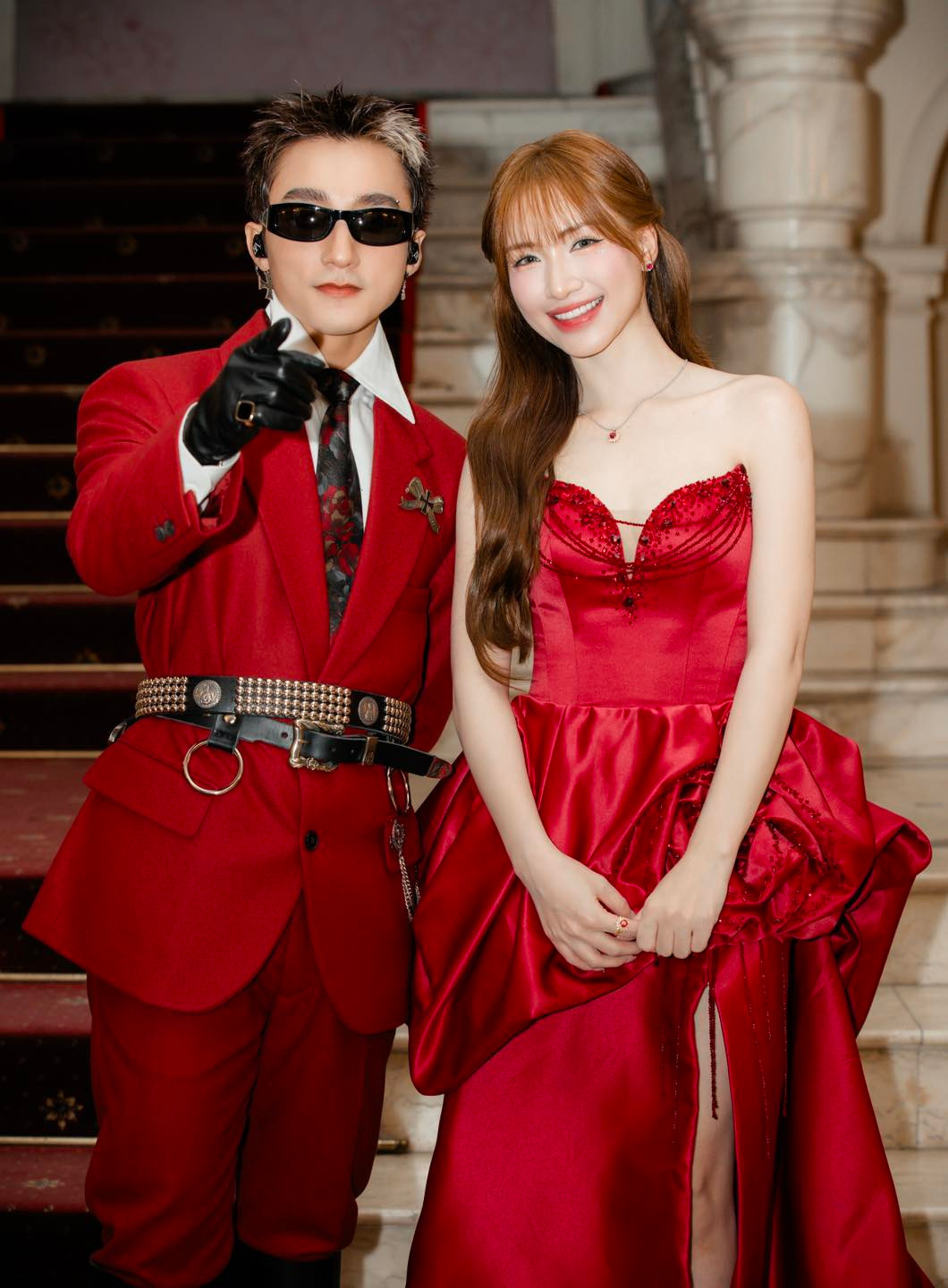  Tin tức sao Việt 26/11: Hoà Minzy chia sẻ khoảnh khắc kỷ niệm đứng cùng sân khấu với Sơn Tùng M-TP sau 9 năm. Cô viết: "9 năm mới diễn chung lại một chương trình luôn ạ, 9 năm mới có lại một bức ảnh cùng anh ạ. 9 năm khoảng thời gian dài, em đã cố gắng rất nhiều để đi đến được ngày hôm nay đó anh Tùng ơi! Anh Tùng mãi đỉnh". Ảnh: FB Hòa Minzy