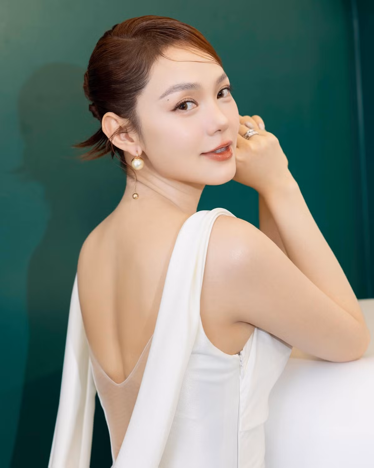 Thoải mái khoe những giây phút được chồng yêu chiều trên mạng xã hội, tuy nhiên, cô vẫn giữ kín dung mạo của bạn đời. Ảnh: FB Minh Hằng