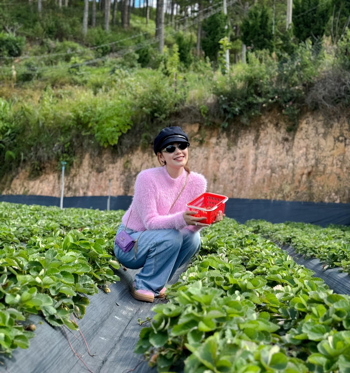 Cách đây vài tháng, chị đẹp Minh Hằng đón sinh nhật tuổi 37 ở Nha Trang bằng bữa tiệc do chính ông xã chuẩn bị. Cô bất ngờ vì món quà ông xã tặng là vàng nguyên khối. Ảnh: FB Minh Hằng