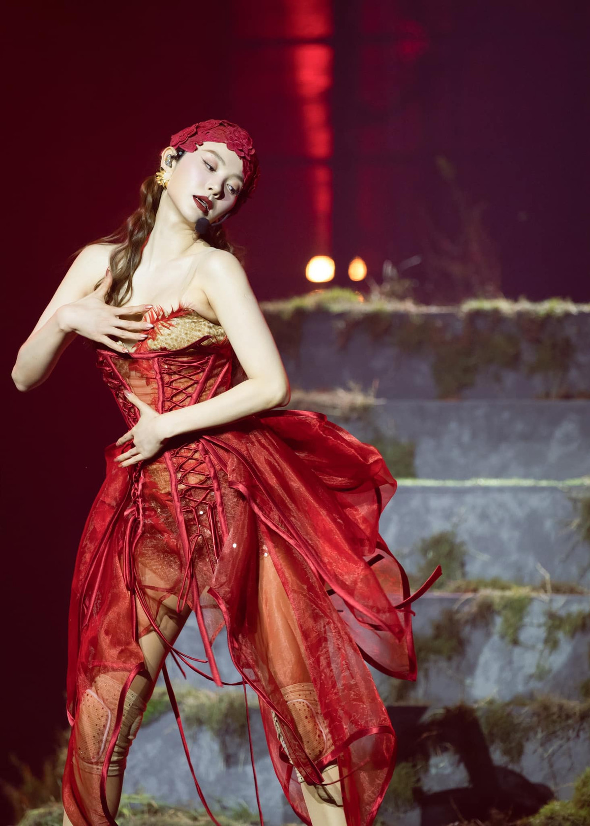 Tiết mục của ca sĩ Minh Hằng có phần nhìn khá bắt mắt, gợi cảm. Minh Hằng không chỉ phô diễn trọn vẹn đường cong cơ thể mà còn khiến khán giả phải vỗ tay rần rần bởi vũ đạo điêu luyện. Ảnh: FB Minh Hằng