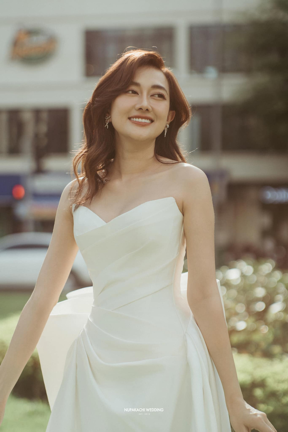 Phương Lan thường chọn những bộ trang phục vừa kín đáo vừa gợi cảm, giúp tôn lên những đường cong quyến rũ của cơ thể. Ảnh: FB Phương Lan