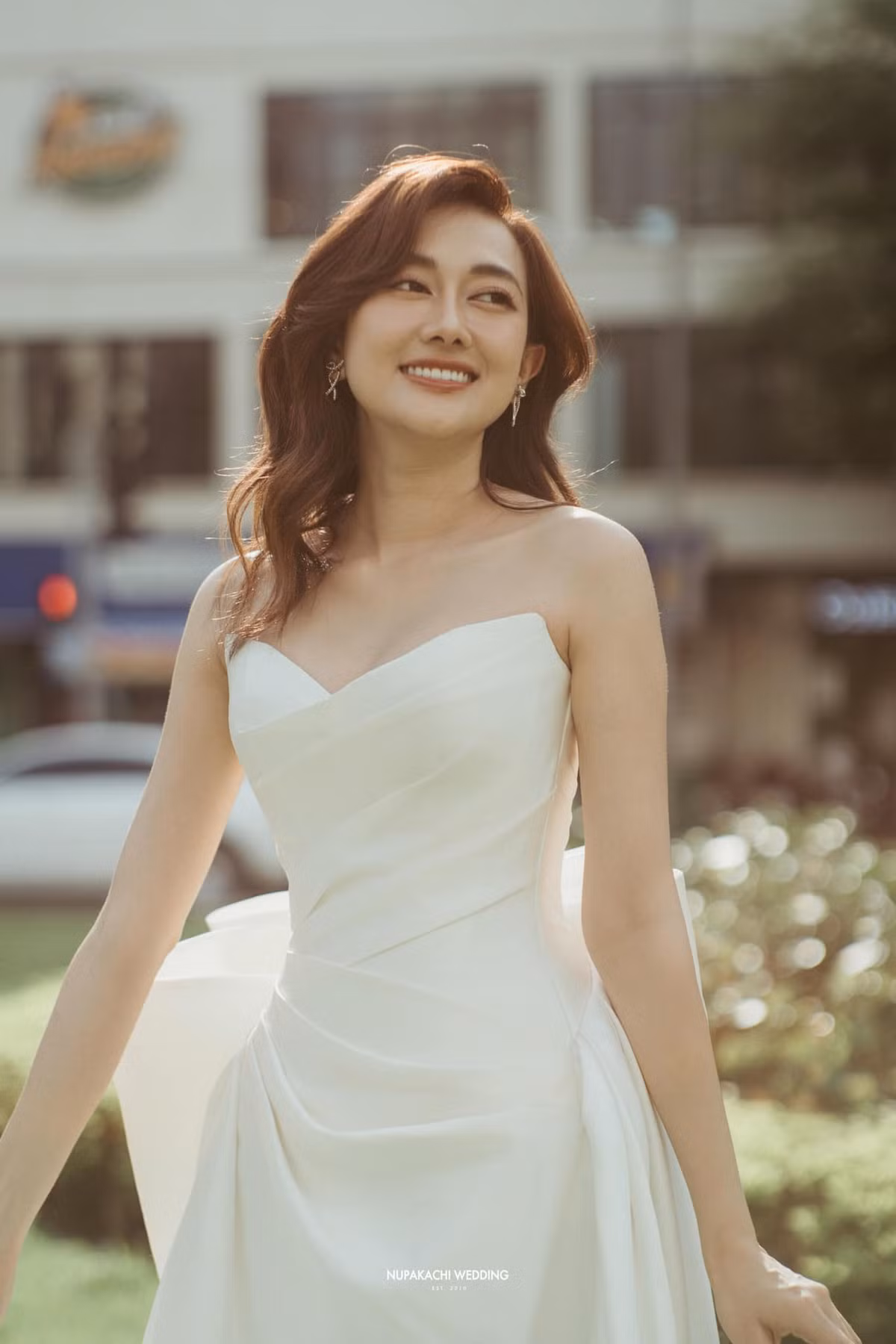 Phương Lan thường chọn những bộ trang phục vừa kín đáo vừa gợi cảm, giúp tôn lên những đường cong quyến rũ của cơ thể. Ảnh: FB Phương Lan