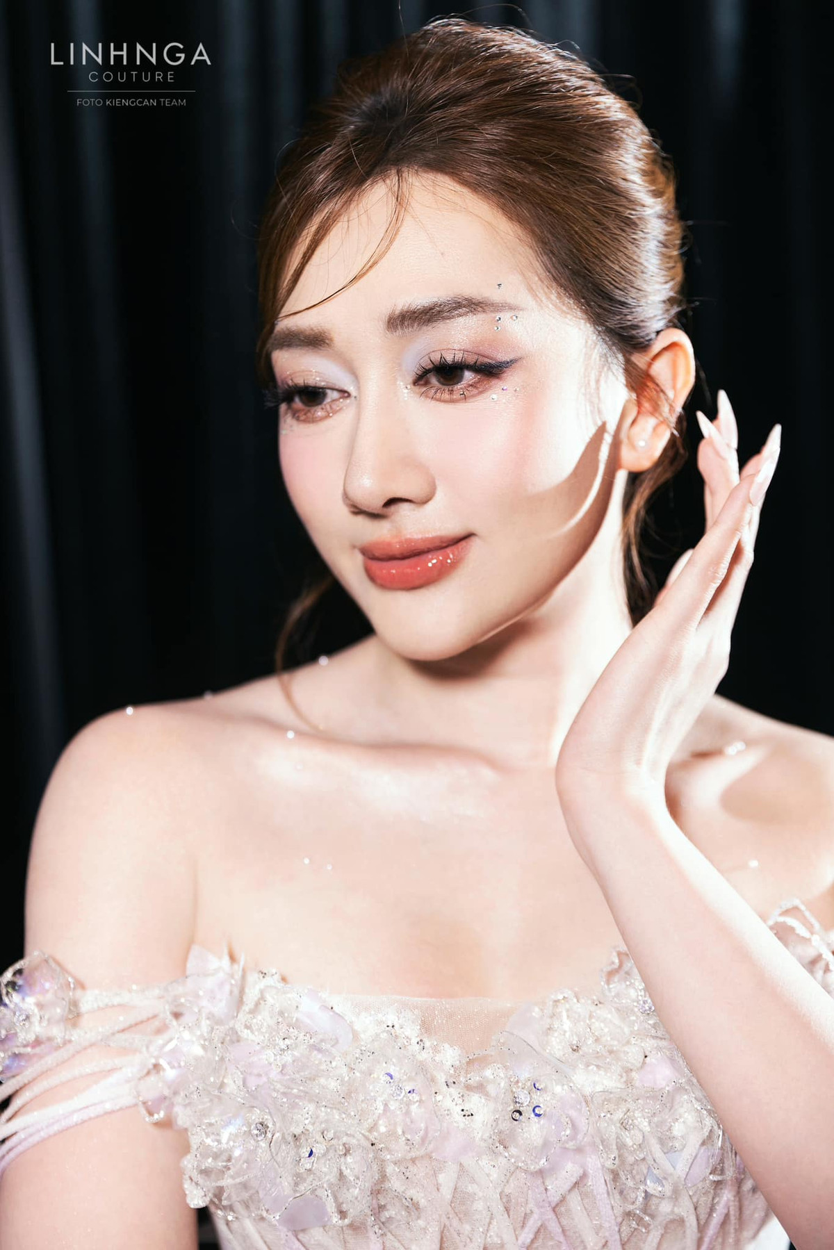 Bà xã Phan Đạt không chỉ chinh phục khán giả bằng tài năng diễn xuất mà còn hút sự chú ý bởi vẻ đẹp gợi cảm, quyến rũ. Ảnh: FB Phương Lan