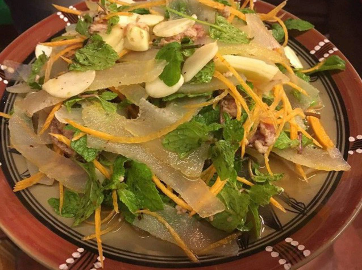 Để làm món da trâu muối (hoặc da bò muối, thường bà con dùng da trâu để làm món này) bà con chuẩn bị da trâu miếng dày mịn, giềng giã nhỏ, gạo rang thơm giã nhỏ thành thính, một lượng tỏi bóc, ớt thái nhỏ vừa đủ, cùng các gia vị khác như đường, muối, mì chính.