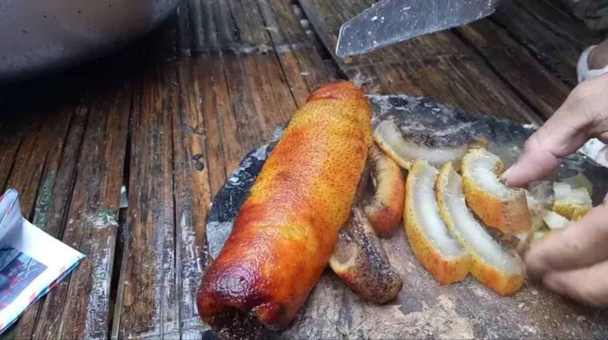 Với người dân địa phương món da trâu thối là một đặc sản có mùi vị đặc trưng. Nhưng đối với nhiều người, chỉ nghe thấy tên và ngửi thấy mùi đã không muốn thưởng thức món ăn độc lạ này.