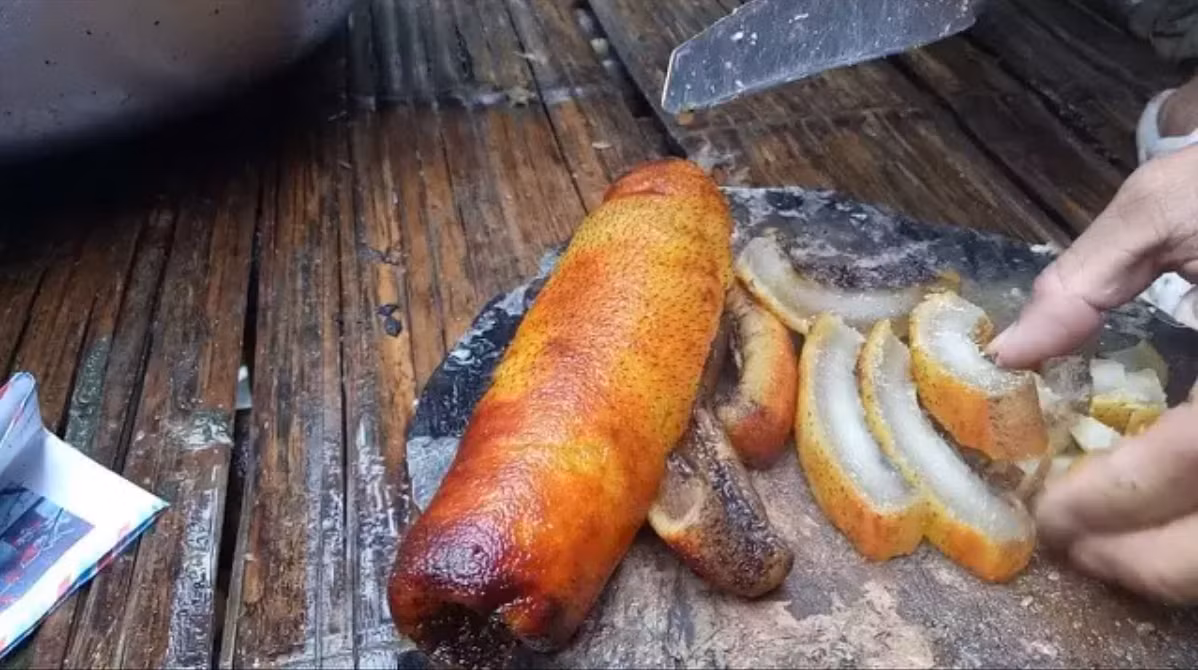 Với người dân địa phương món da trâu thối là một đặc sản có mùi vị đặc trưng. Nhưng đối với nhiều người, chỉ nghe thấy tên và ngửi thấy mùi đã không muốn thưởng thức món ăn độc lạ này.