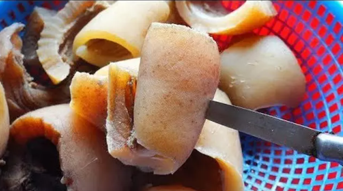 Sau một thời gian ủ, da trâu bốc mùi được đem rửa sạch thì lông sẽ rụng hết. Sau đó, người ta đem miếng da đi phơi, rồi dùng nấu canh, nấu hoa chuối hoặc nướng tùy sở thích.