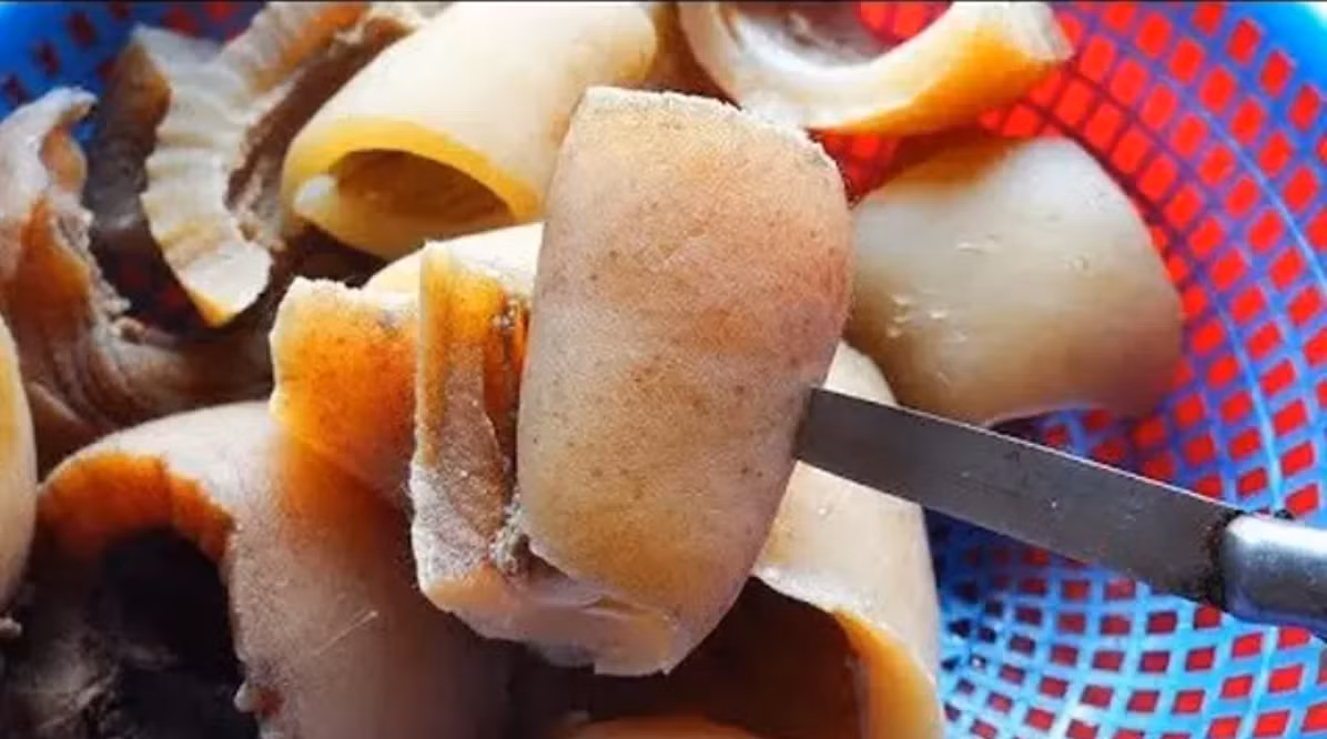 Sau một thời gian ủ, da trâu bốc mùi được đem rửa sạch thì lông sẽ rụng hết. Sau đó, người ta đem miếng da đi phơi, rồi dùng nấu canh, nấu hoa chuối hoặc nướng tùy sở thích.