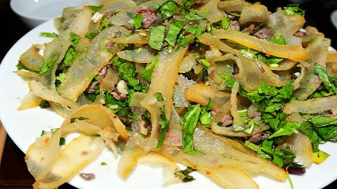 Ngoài món da trâu thối, da trâu còn được chế biến thành nhiều món ăn khác nhau như nộm da trâu, da trâu muối,… rất ngon. Món nộm không quá khó khăn trong khâu chế biến, nhưng lại đòi hỏi sự khéo léo, kiên trì.