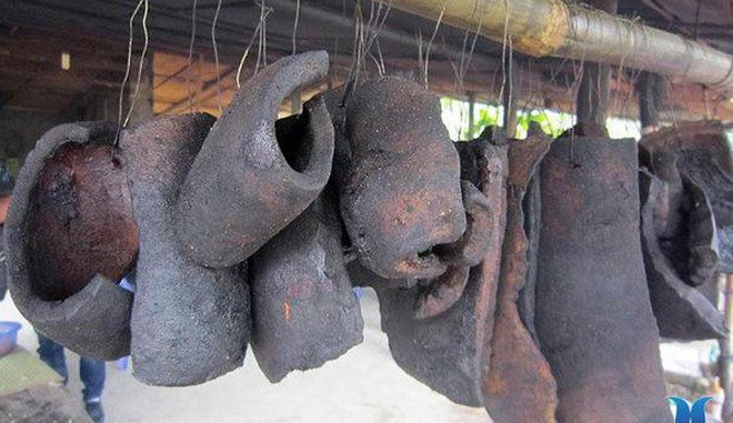 Da trâu cũng được bà con Tây Bắc cắt miếng, làm sạch lông rồi xiên vào que và treo lên gác bếp.