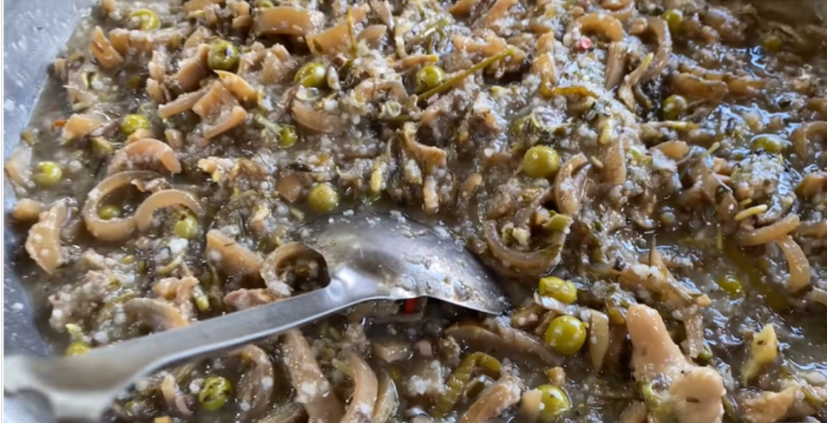 Món canh da trâu thối cũng được xem là một món ăn đặc trưng của người dân tộc Thái và được xem là một món ăn truyền thống của họ, đặc biệt vào những ngày Tết thì mọi gia đình đều có món này trên mâm cơm.