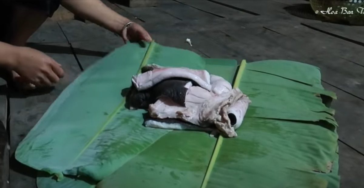 Ngoài ra, đồng bào Tây Bắc còn có món da trâu muối chua không thể thiếu trong những ngày Tết của dân tộc ở vùng núi phía Bắc này.