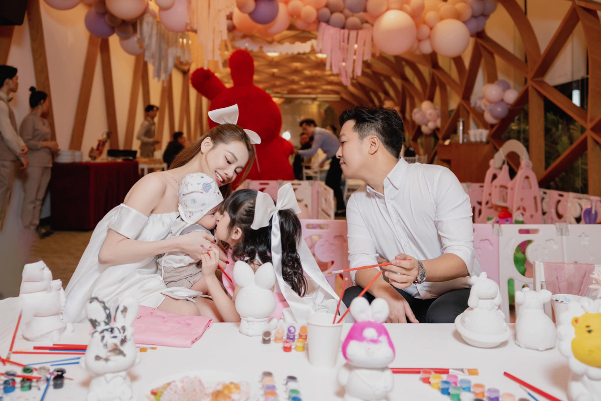 Nếu như Trường Giang được nhắc đến là một người chồng chiều vợ, tháo vát việc gia đình thì Nhã Phương lại khiến không ít chị em ngưỡng mộ vì cuộc sống viên mãn, đủ đầy từ vật chất đến tình cảm.