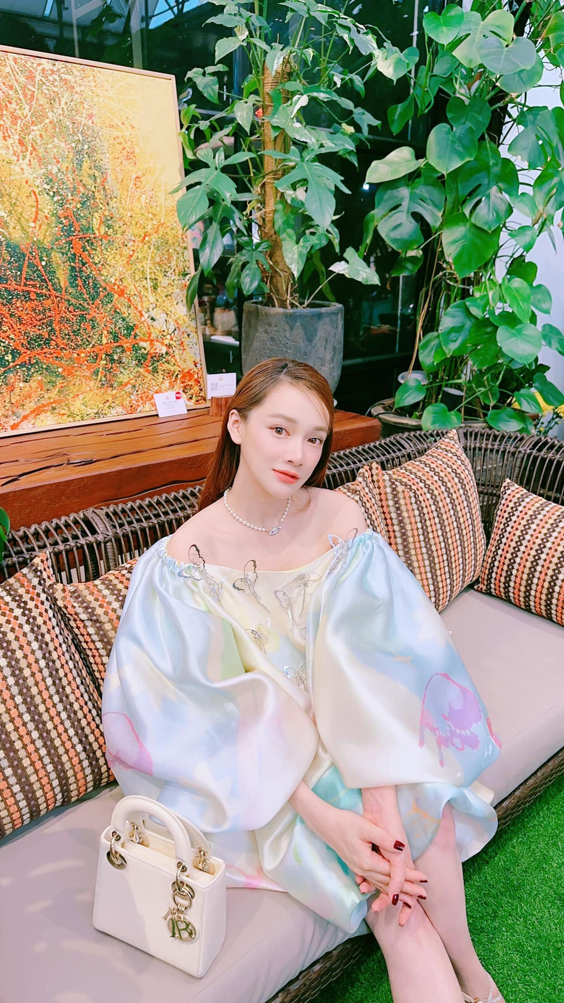 Được biết, cặp đôi đang sống tại một ngôi biệt thự tại TP.HCM có không gian rộng rãi, sở hữu biệt thự nhà vườn rộng đến nghìn mét vuông ở Đồng Nai và biệt thự ven biển ở Phú Quốc.